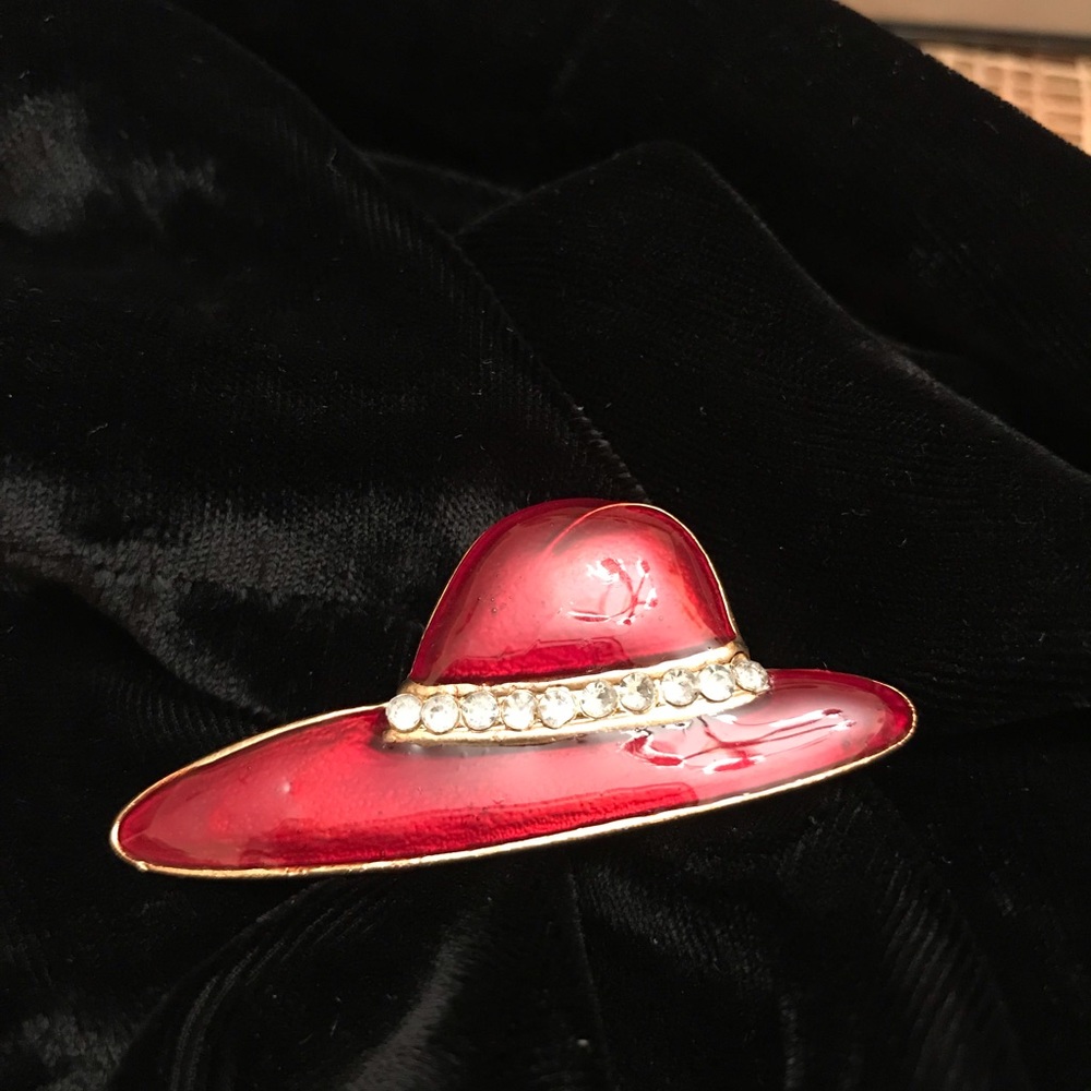 ENAMEL BROOCH RED HAT CELEBRATION BROOCH. - Picture 2 of 3